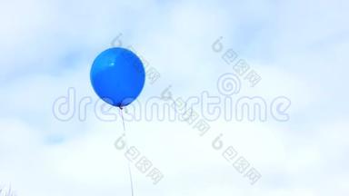 一个蓝色气球在一根绳子上，在风中，在蓝天和云彩上飞行，4K视频
